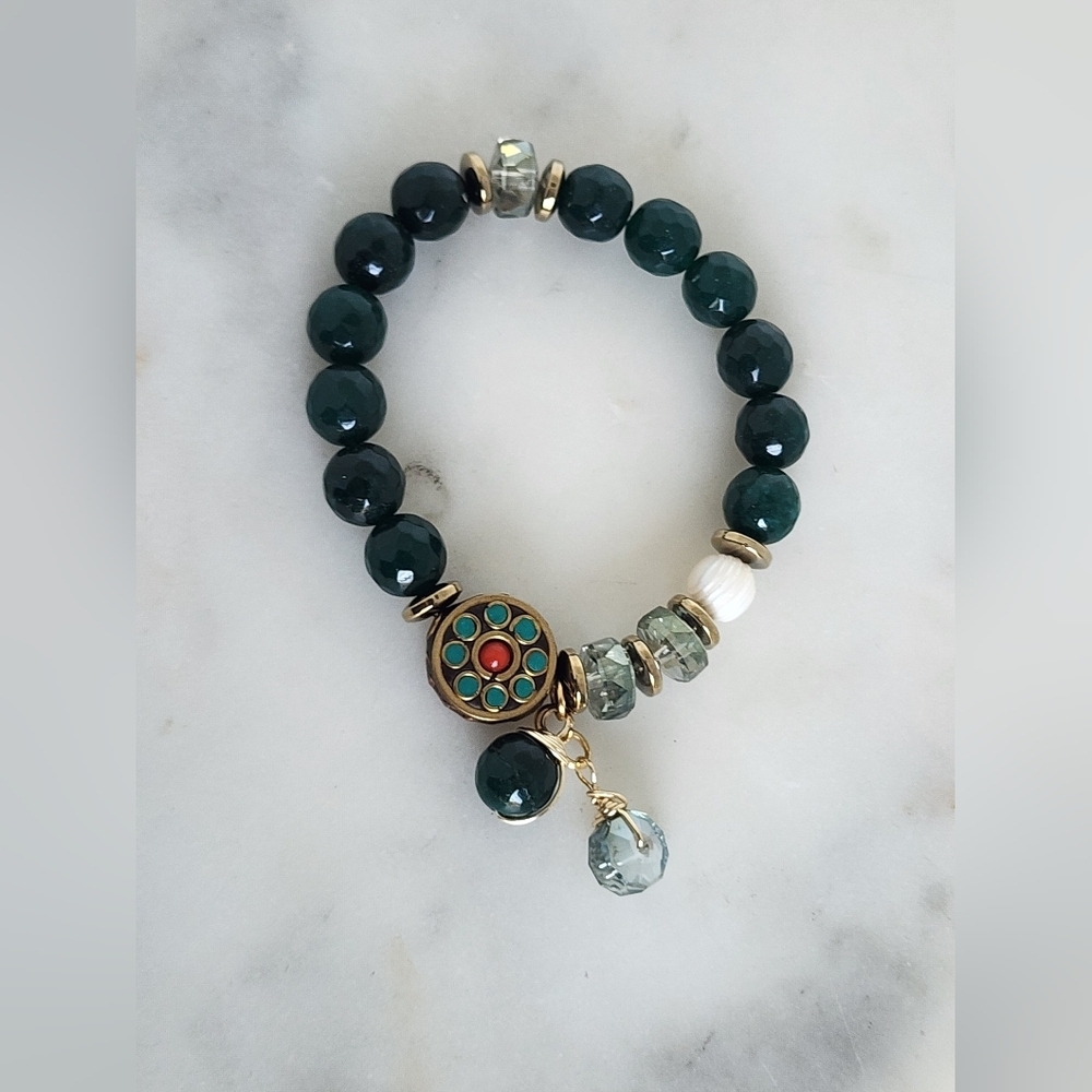 Elegant Green Beaded Bracelet with Gold Accents